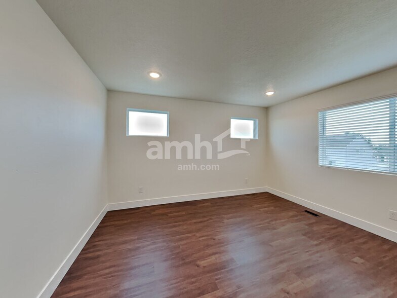 Building Photo - 10054 W Raleigh St