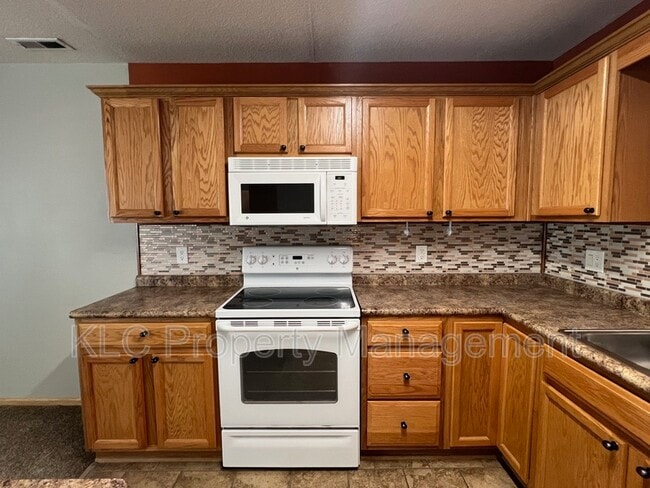 Building Photo - 3117 SW Sharmin Ln