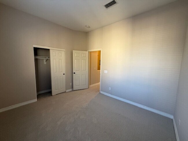 Building Photo - Condo in highly sought-after Vantage Commu...