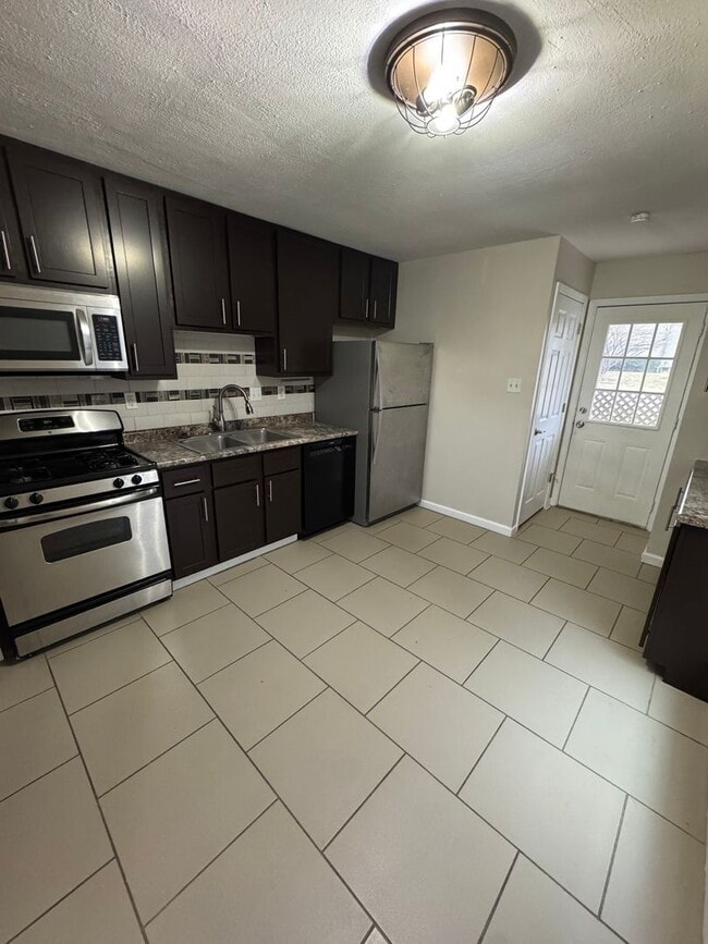 Building Photo - Beautiful 3 Bed 1 Bath For Rent!