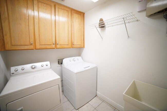 Building Photo - 352 Meadow Ridge Dr