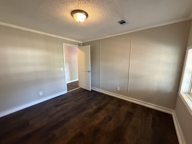 Building Photo - 142 E Forest Dr