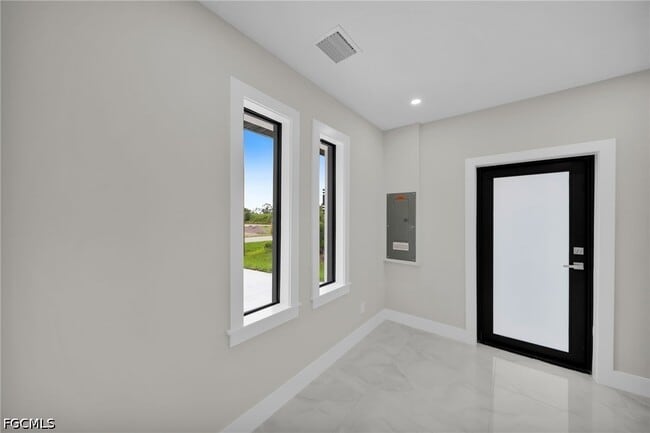Building Photo - 462 Lampion Ave S