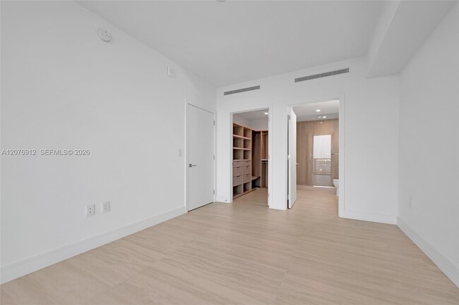 Building Photo - 2411 Laguna Cir