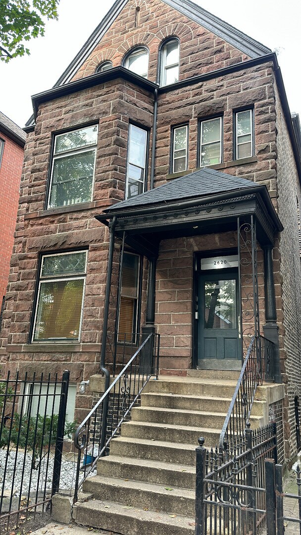 Primary Photo - 2620 N Wilton Ave