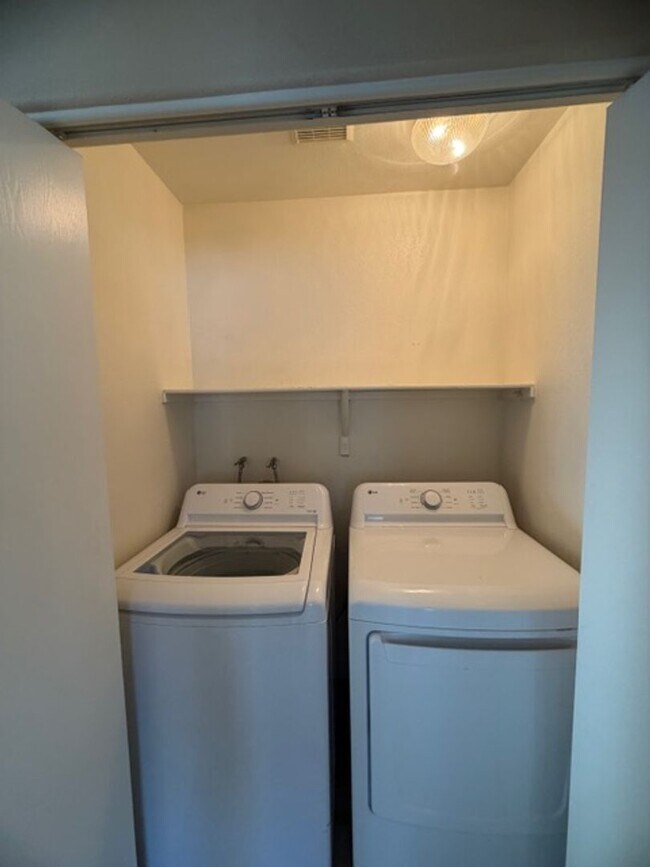 Building Photo - Beautiful, spacious top-floor 2-bedroom, 2-bathroom condo in the Southwest