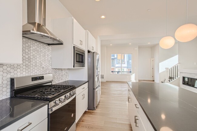 Building Photo - Stylish 3 bed/4 bath Town Home