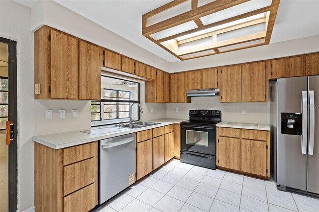 Building Photo - 8829 Bermuda Ln
