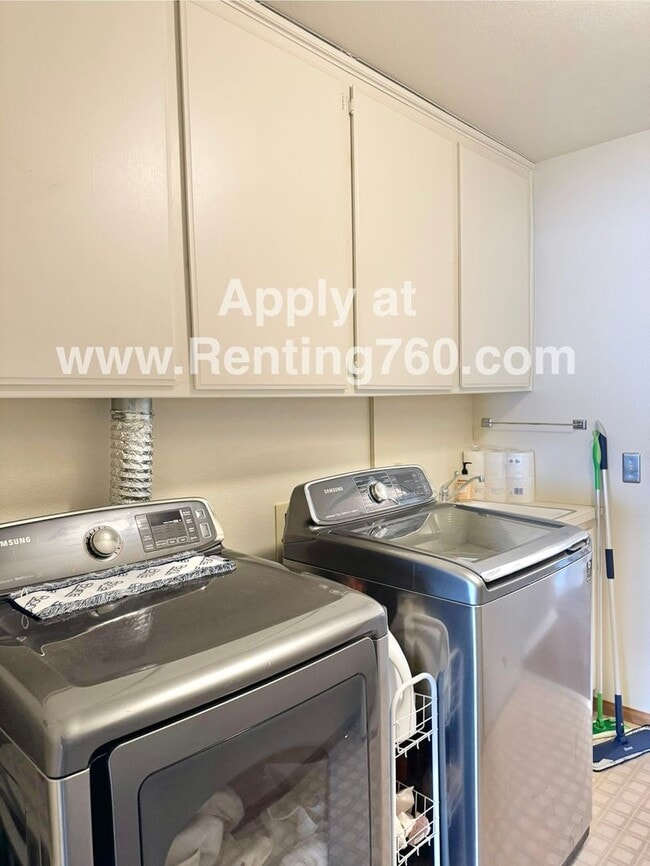 Building Photo - Charming 3 Bedroom 2 Bathroom Home In The Highly Desired Juniper Terrace Neighborhood!!