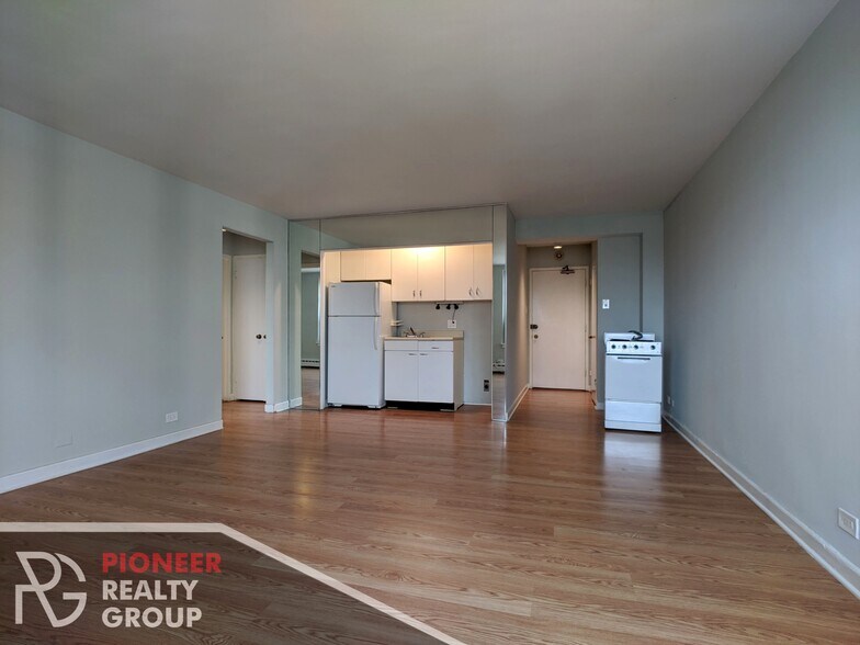 Building Photo - 433 W Wellington Ave