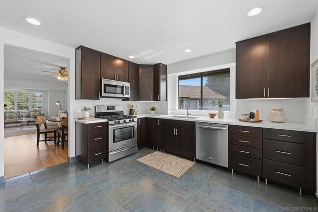 Building Photo - 867 Hollyhock Ct