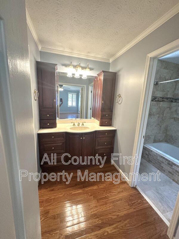 Building Photo - 5621 Shadow View Dr SW