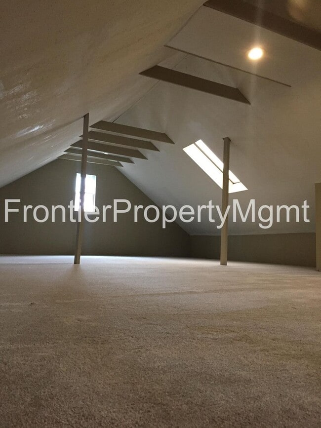 Building Photo - Recently Renovated 2 Bedroom Brick Bungalow!
