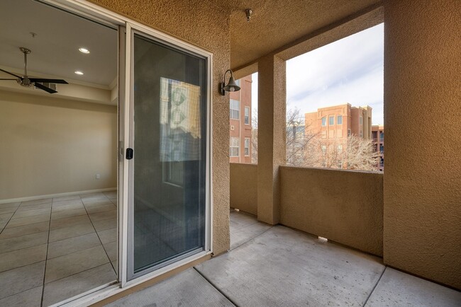 Building Photo - Guard Gated 3rd Floor Unit off Las Vegas Blvd
