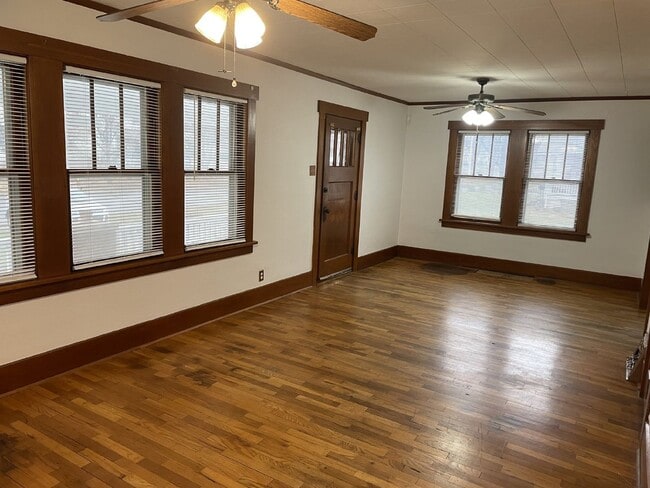 Building Photo - Charming 3 Bedroom Home with Hardwood Floo...