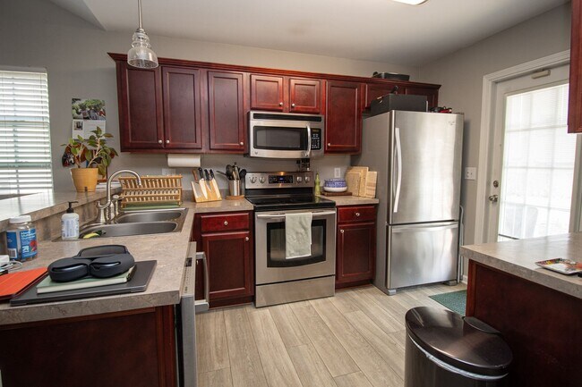 Building Photo - Spacious 3BR in Myers Creek – Fenced Yard, Workshop w/ Electricity & Bright Open Living!