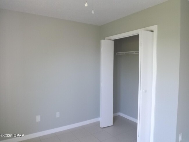 Building Photo - 2712 Oak Hammock Dr