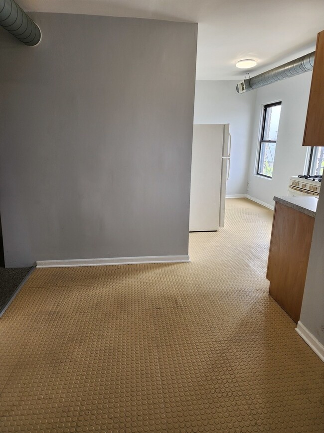 Building Photo - 1344 W 18th Pl