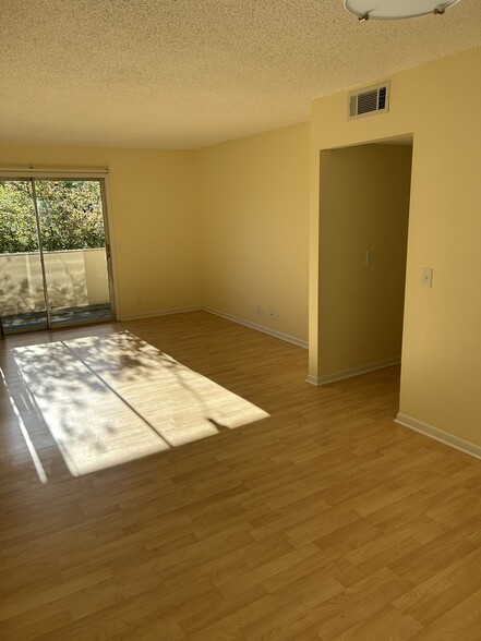 Building Photo - 515 Basswood Ave