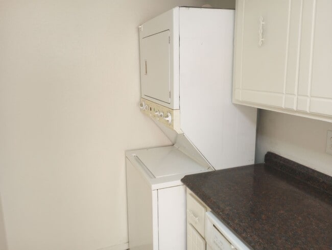 Building Photo - 2 bed, 1 Bath, 900 sqft with washer/dryer ...