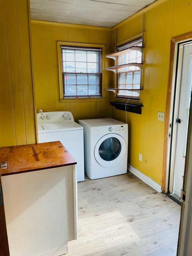 Building Photo - 2 Bedroom, 1 Bathroom in Olympia - Available Now!