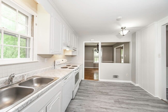 Building Photo - Charming 3BR Home with Hardwood Floors, Fireplace & Bright Living Spaces in Midlothian