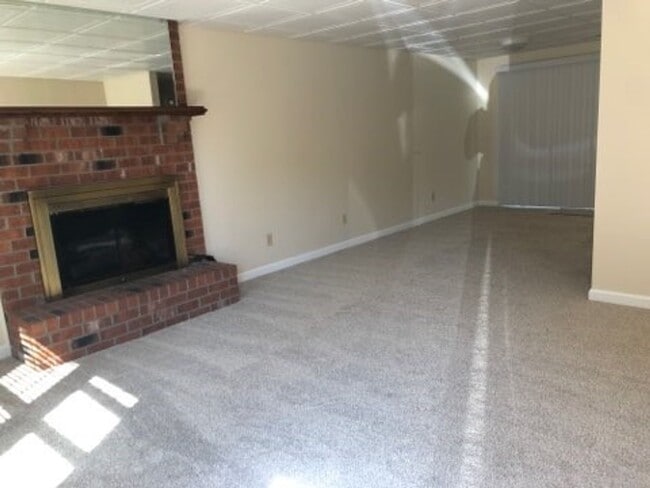 Building Photo - B-1 Kingswood Villas - Gorgeous townhome a...