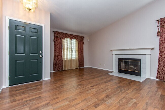 Building Photo - Beautiful Spacious Country Living Home!