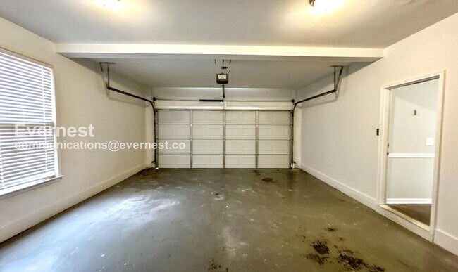 Building Photo - Spacious 4-Bed Home with Garage & Modern Amenities / Pet Friendly / Vouchers Accepted / Available...