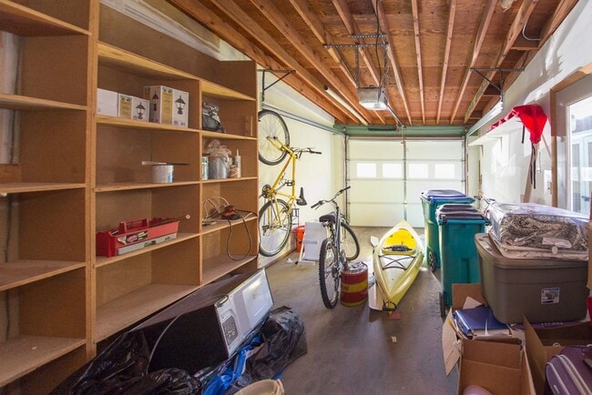 Building Photo - Students Welcome! 3 Bedroom Great Location!