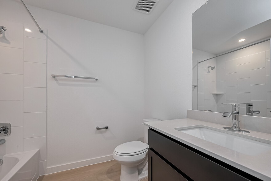 Secondary full bathroom - 1535 Merulana Ln
