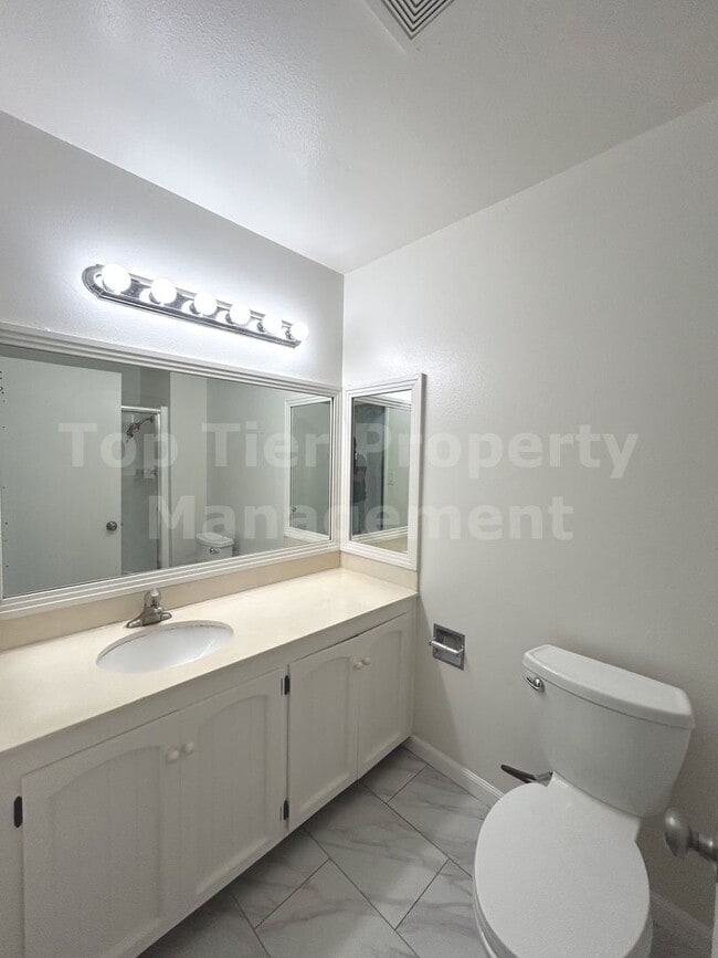 Building Photo - **Updated 4 bed / 2 bath House in Quiet Ne...