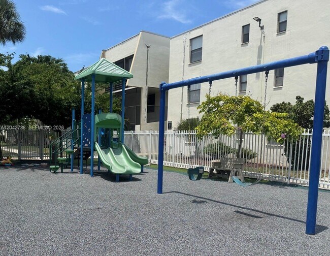 Building Photo - 20200 W Country Club Dr