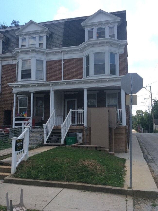 Building Photo - 1st Floor Efficiency Yotk City