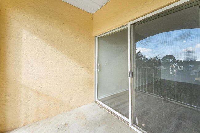 Building Photo - 2100 Greenview Shores Blvd