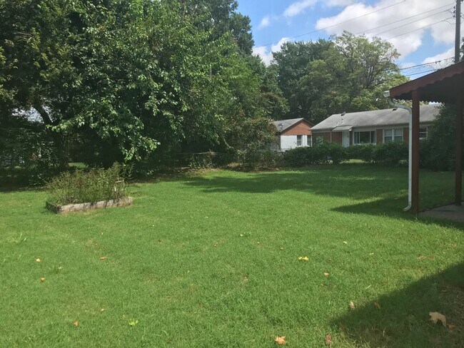 Building Photo - 3 bedrooms, 1.5 bath, close to Brookside restaurants, shopping and entertainment.