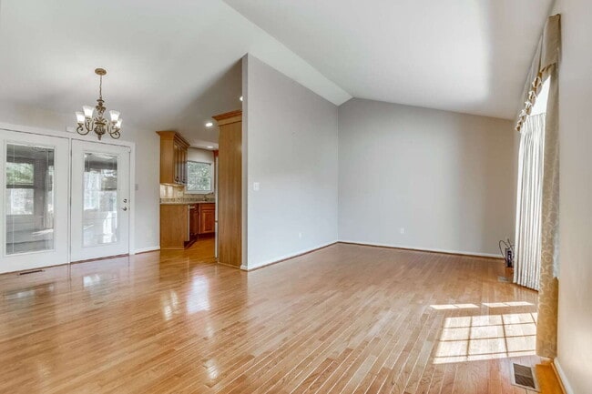 Building Photo - Modern Comfort and Convenience Await