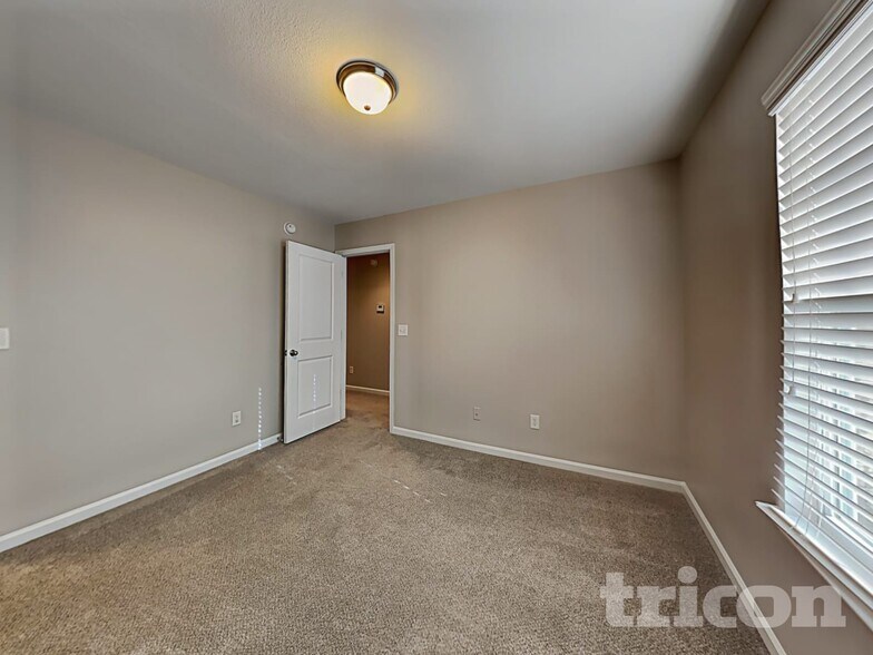 Building Photo - 461 Denman Loop