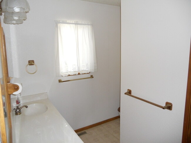 Building Photo - Charming 3-Bed, 2-Bath Home with 2-Car Gar...