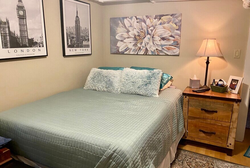 Bedroom - 1419 W Balmoral Ave