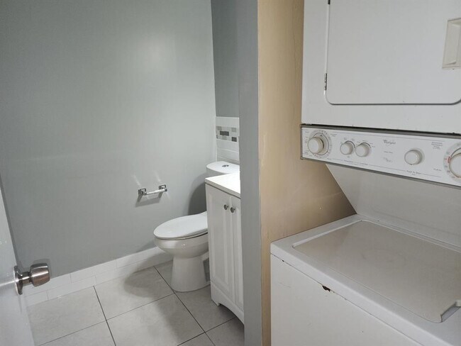 Building Photo - 4174 Inverrary Dr