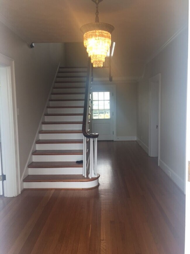 Building Photo - Kentucky mansion overlooking horse farm with stunning views    260308