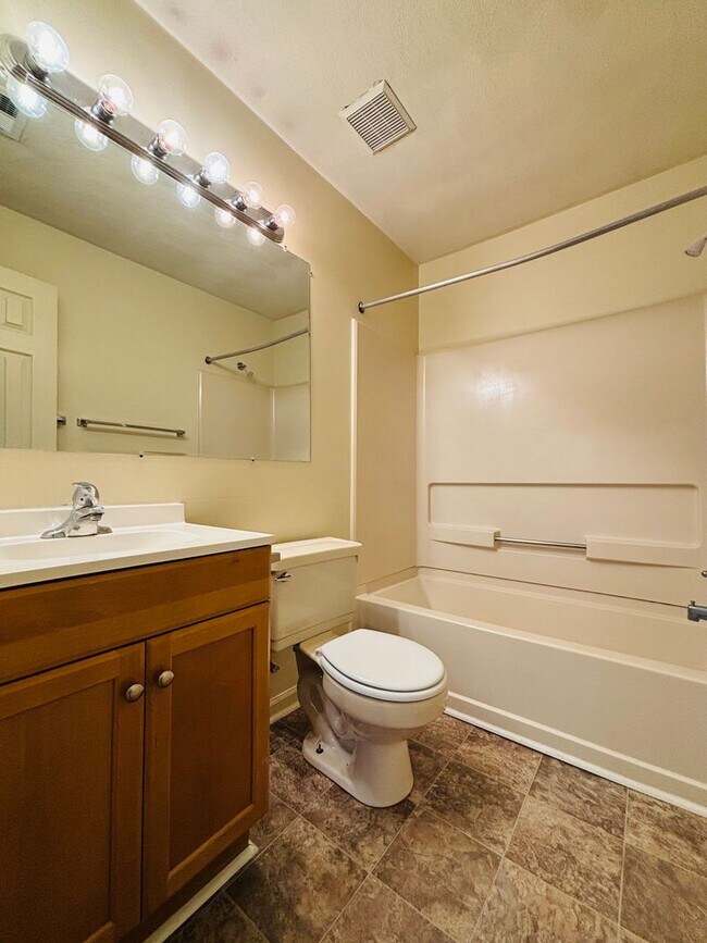 Building Photo - 400A Berryfield Lane