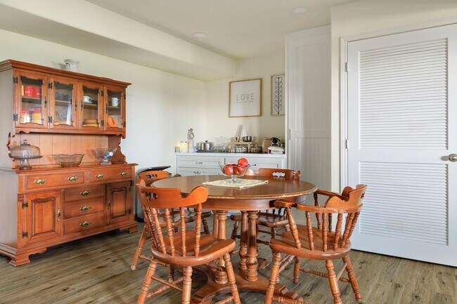 Building Photo - Gorgeous Lower Level Apartment Ready For a...