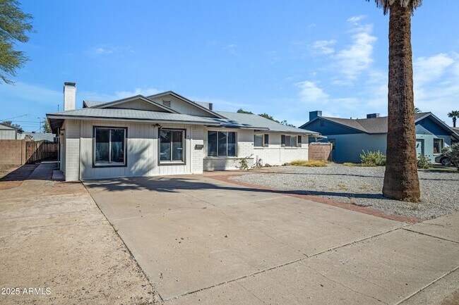 Building Photo - 110 W Del Rio Dr