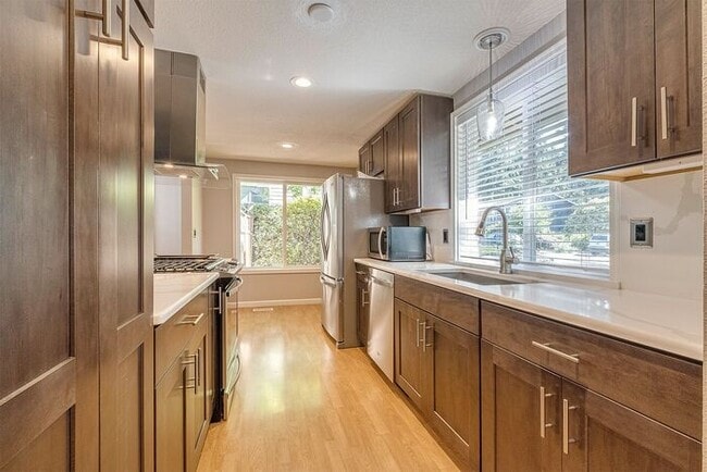Building Photo - 4 bedroom 3 bath home in Tualatin with sep...