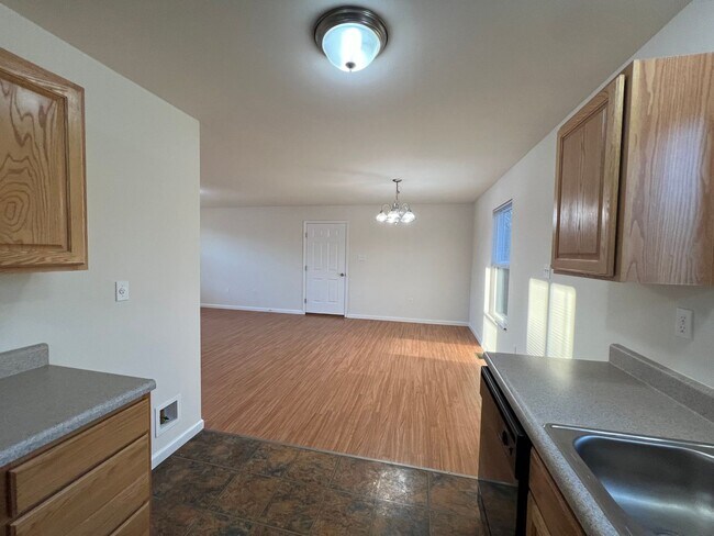 Building Photo - 3 Bedroom 2 bath 2 car garage house