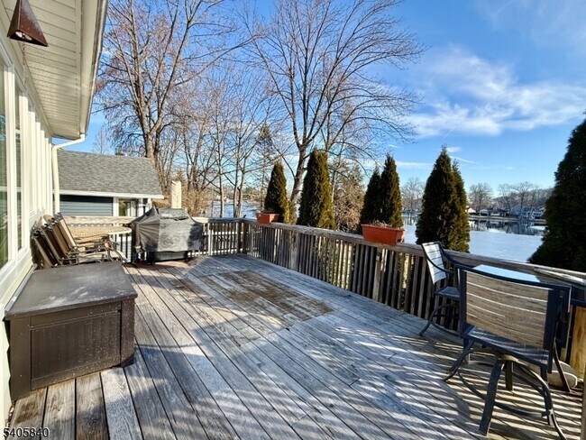 Building Photo - 40 W Shore Rd