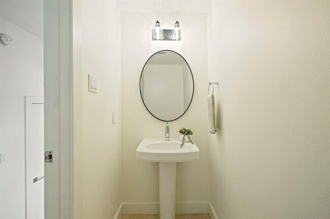 Building Photo - 2017 Kinney Ave