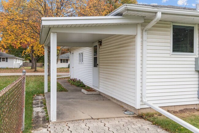 Building Photo - 1221 Kenwood St